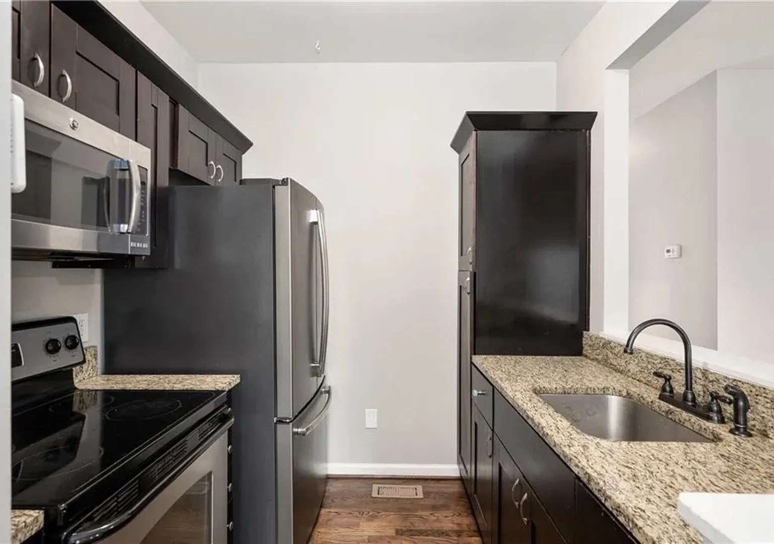 4BR Home Near Downtown Atlanta — Photo 2