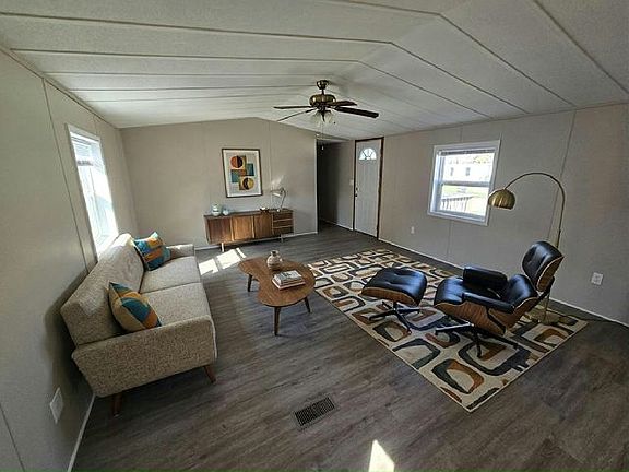 3rd image of 310 Oak Ln #106