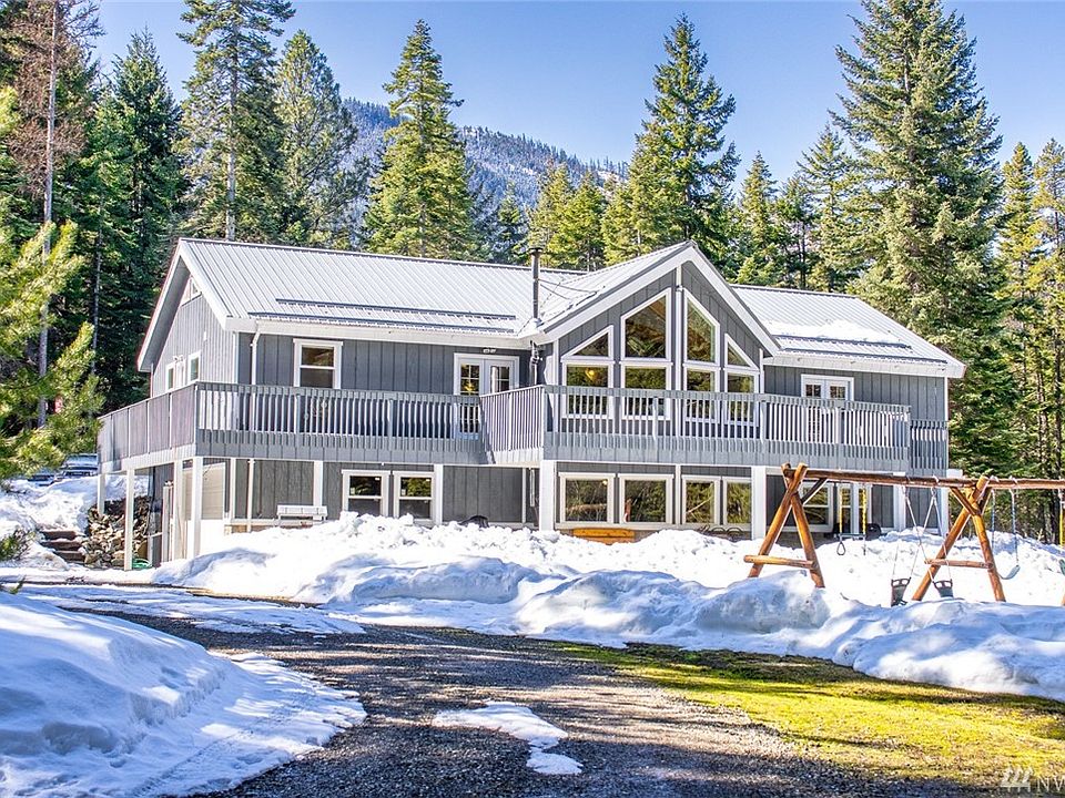 Room for everyone in this large 3,394sf home with 3 bedrooms, 2 bonus rooms, & a 2nd living area!