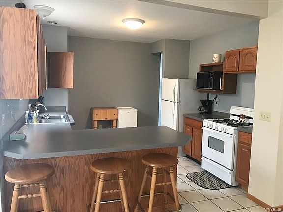 3rd image of 605 Rock City St