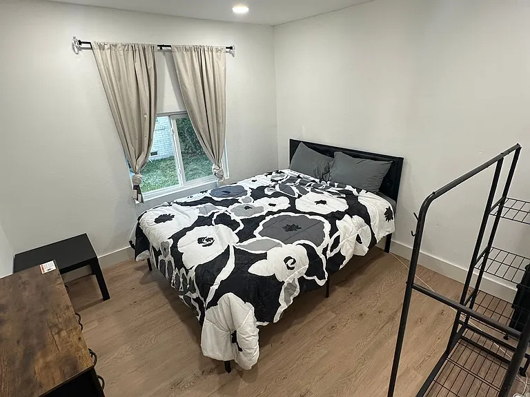 1219 Adelaide Dr — Photo 2