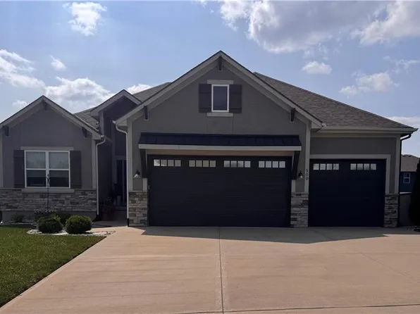 500 NE Hidden View Ln, Lees Summit, MO 64086