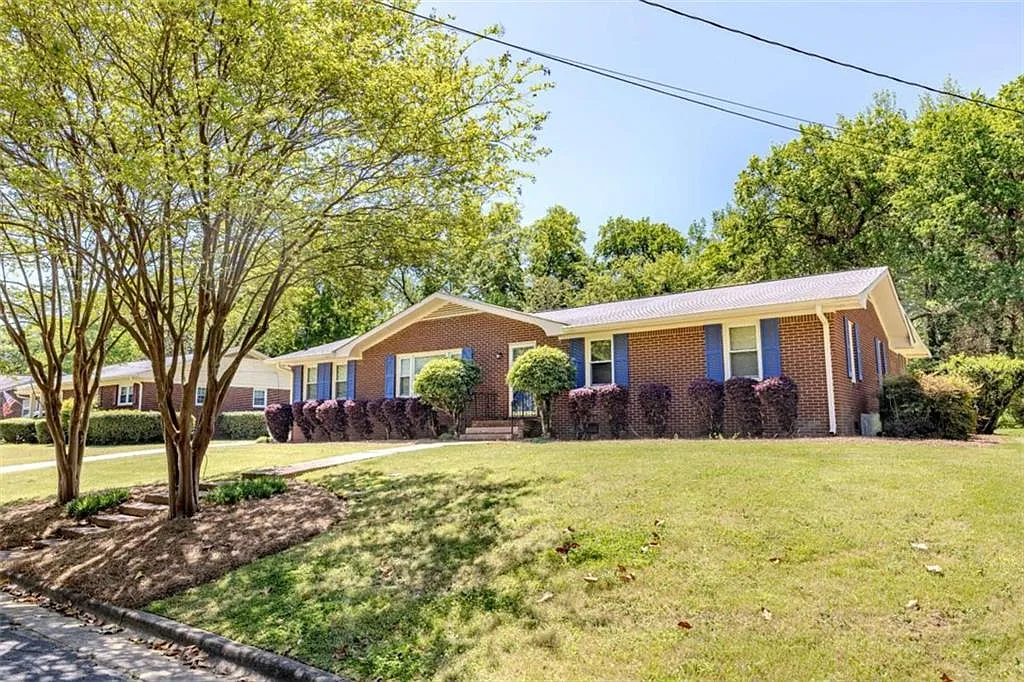 106 Parkway Dr SE photo 1