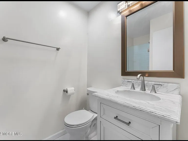 339 Yorkshire Pl — Photo 2