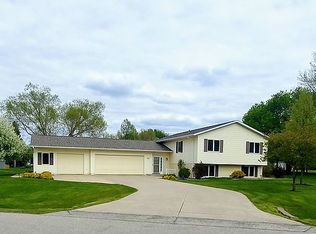 350 Northhaven Dr, Robins, IA 52328
