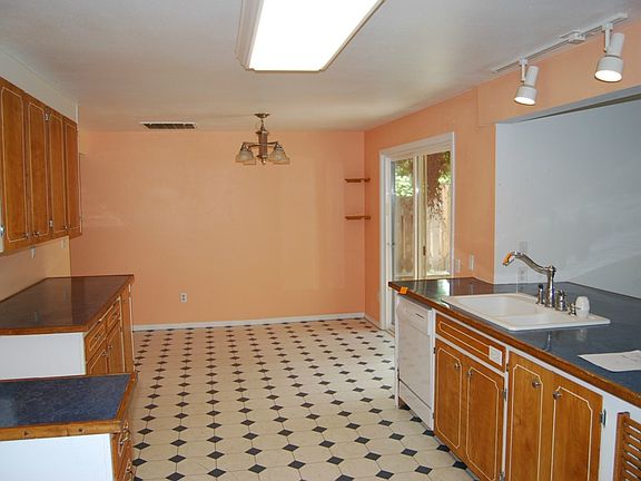 5th image of 107 White Birch Pl