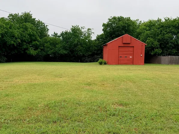 208 Galia St, Bowie, TX 76230