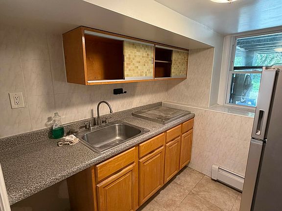 4th image of 845 E 12th St #1