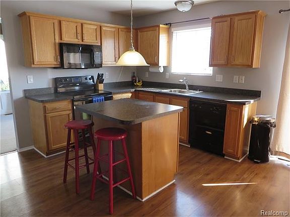 4th image of 733 W Margaret Ln