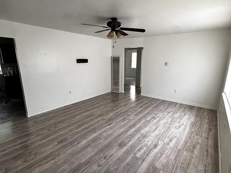 802 NW 4th St — Photo 3