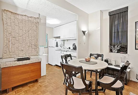 2nd image of 150 W 51st St APT 922
