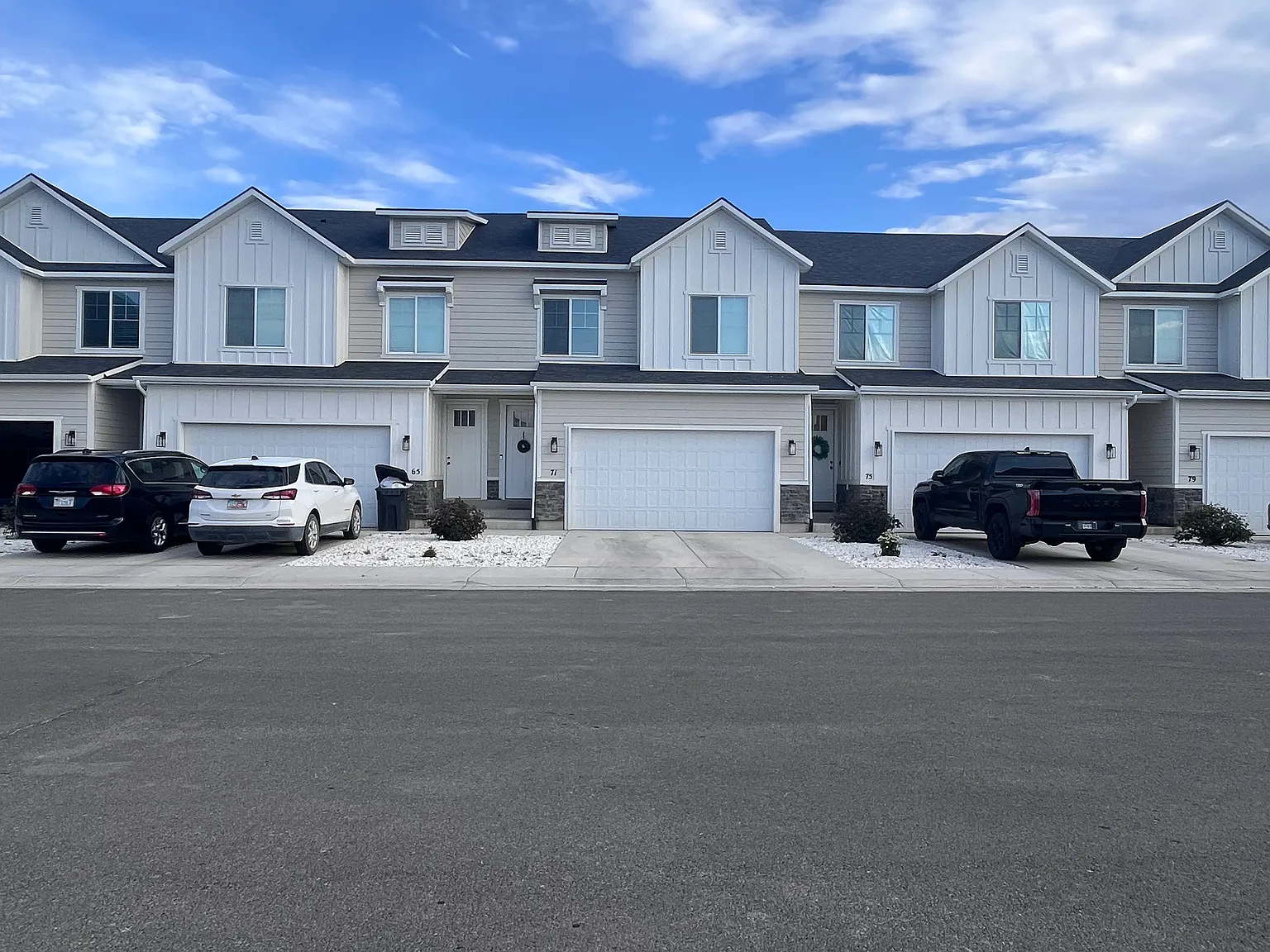 3 bed, 2.5 bath, 2317 sqft, $2,099 — Photo 2