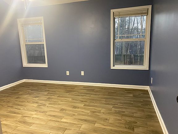 bedroom (2 windows)