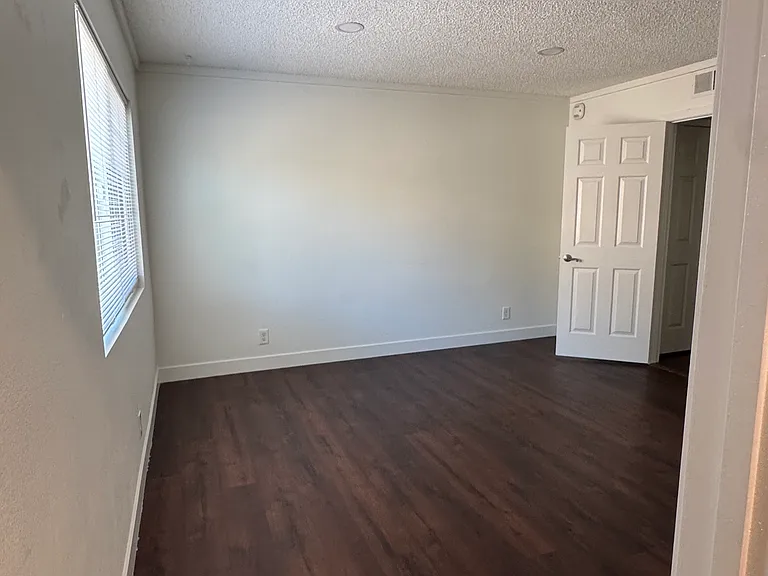 905 Michelle Ct — Photo 24