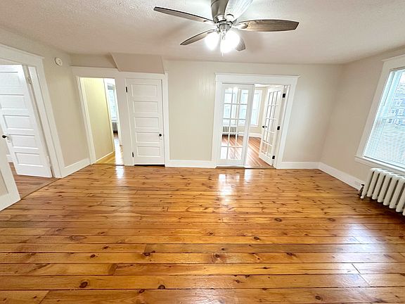 Living Room
Approximately 18.5' x 13
