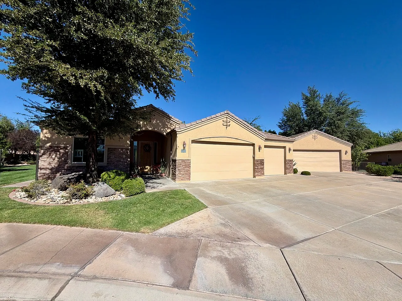 805 S Dixie Dr — Photo 2