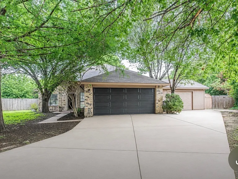 5203 Sutton Ct — Photo 2