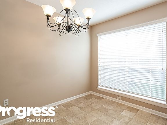 5th image of 136 Lake Point Dr