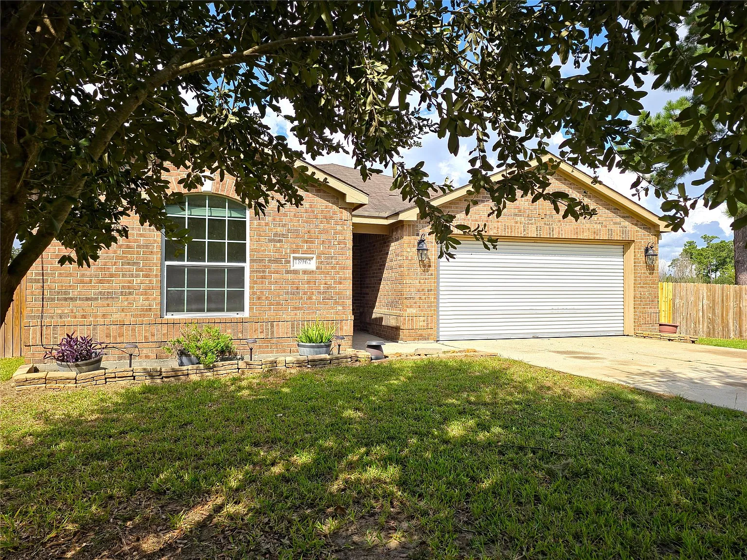 3 bed, 2.0 bath, 1690 sqft, $2,100 — Photo 3