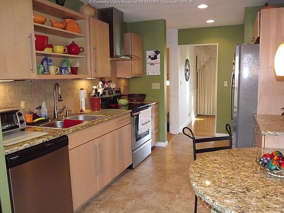 5th image of 905 Charlotte Pl