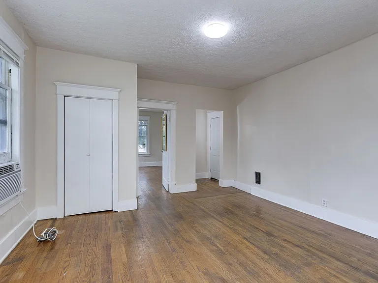 Abh - 2111 A/B/C/D Belmont — Photo 8