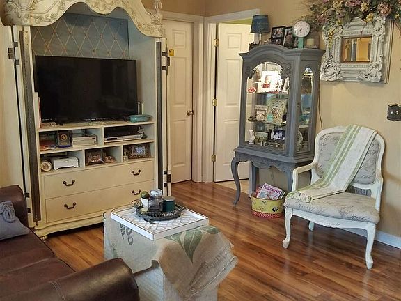 3rd image of 16 Woods Edge Dr