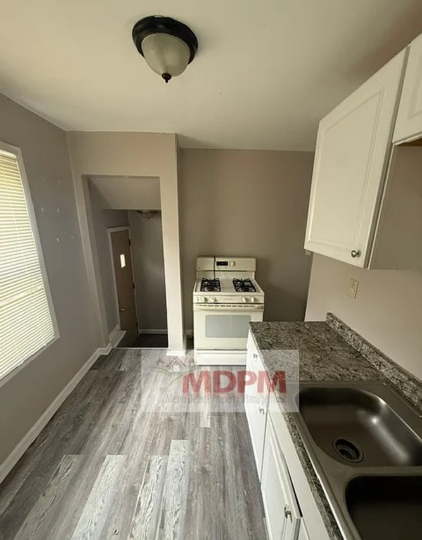 3 bed, 800 sqft, $1,100 — Photo 2