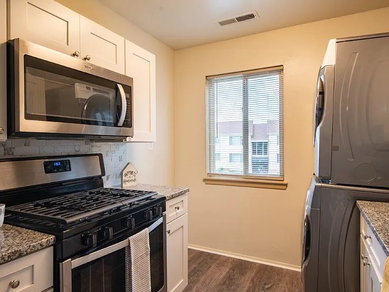 Ross Ridge Apartment Homes — Photo 2
