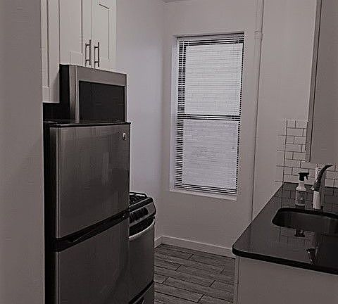 5th image of 2821 33rd St APT 2B