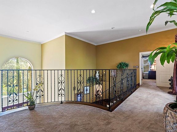 3rd image of 13 Whitfield Pl