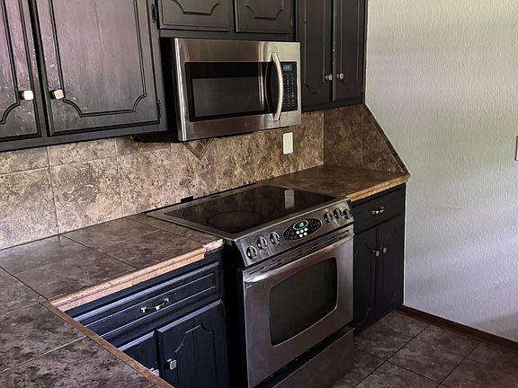 3rd image of 1916 Hilltop Cir