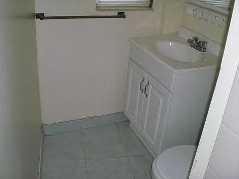 625 NW 10th Ave — Photo 8