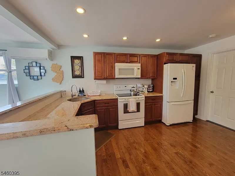 1 bed, 1.0 bath, $2,200 — Photo 2