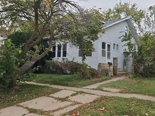 211 W White St, Clinton, IL 61727