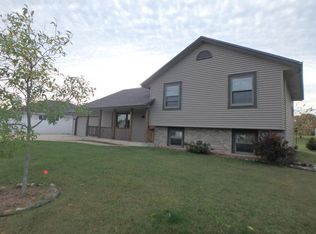 1028 White Oak Dr, Union Grove, WI 53182