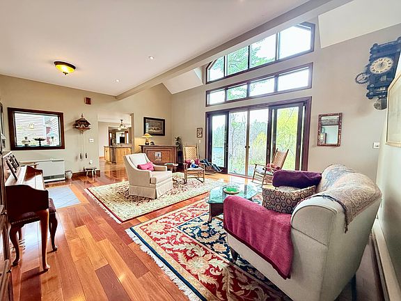 3rd image of 28 Pinebrook Dr