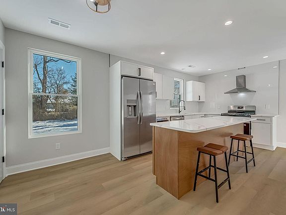 4th image of 23 Carolina Ave