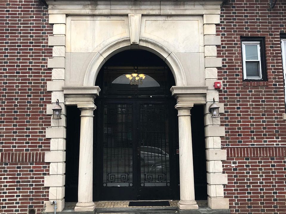 Beautiful Secure Pre-War Building!