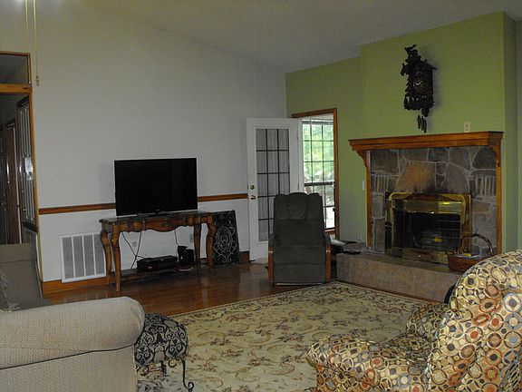 4th image of 135 Marcone Dr