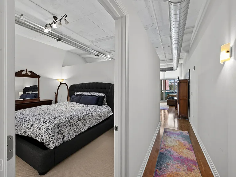 565 W Quincy St — Photo 10