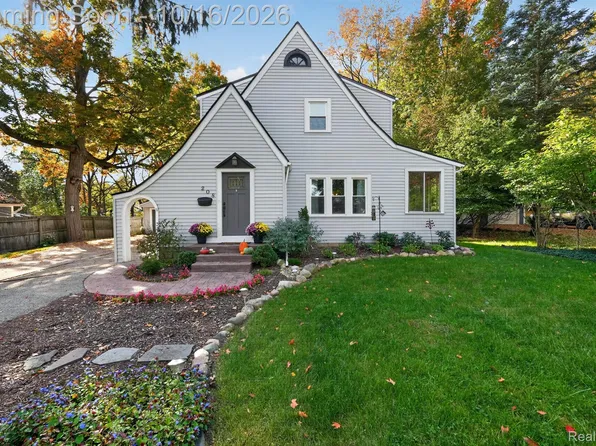 208 E South Holly Rd, Fenton, MI 48430