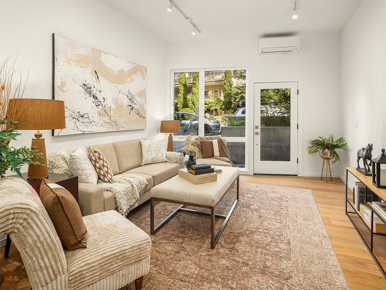 3 bed, 1943 sqft, $5,200 — Photo 1