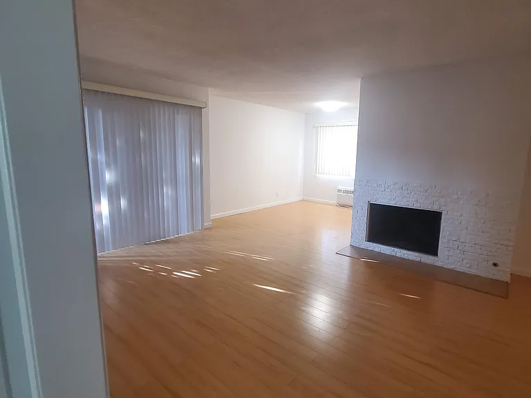 2212 S Bentley Ave — Photo 10