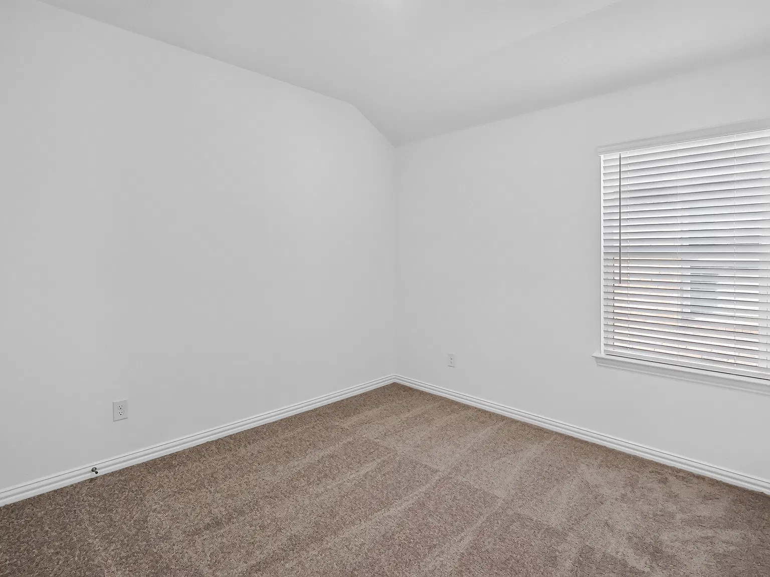 4 bed, 1926 sqft, $2,300 — Photo 4