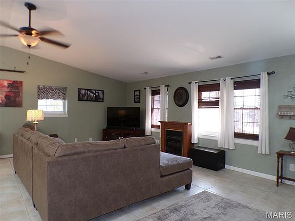 5th image of 887 Hagen Dr