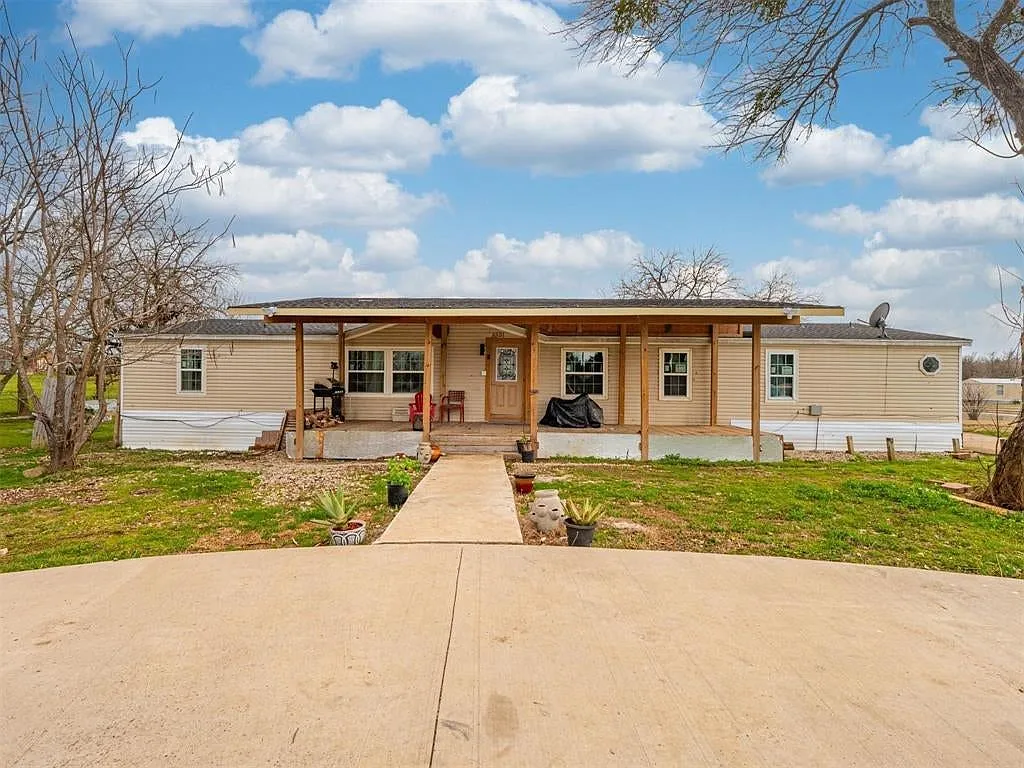 4 bed, 2.0 bath, 2105 sqft, $2,100 — Photo 1