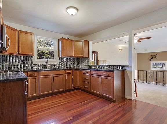 4th image of 239 W School St