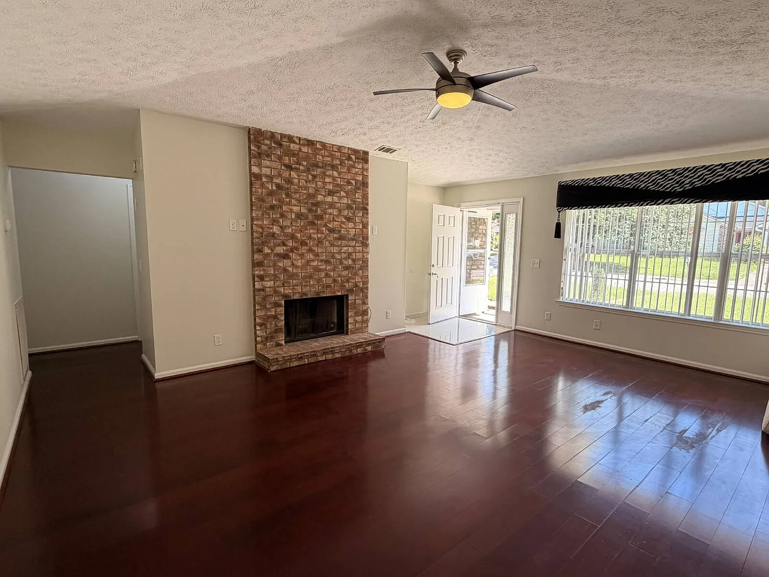 3 bed, 2.0 bath, 2054 sqft, $2,395 — Photo 3