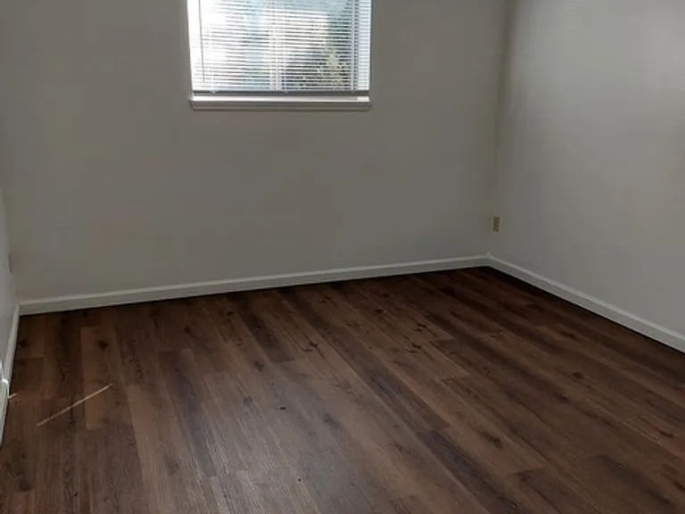 2250 S Oliver Ave — Photo 20