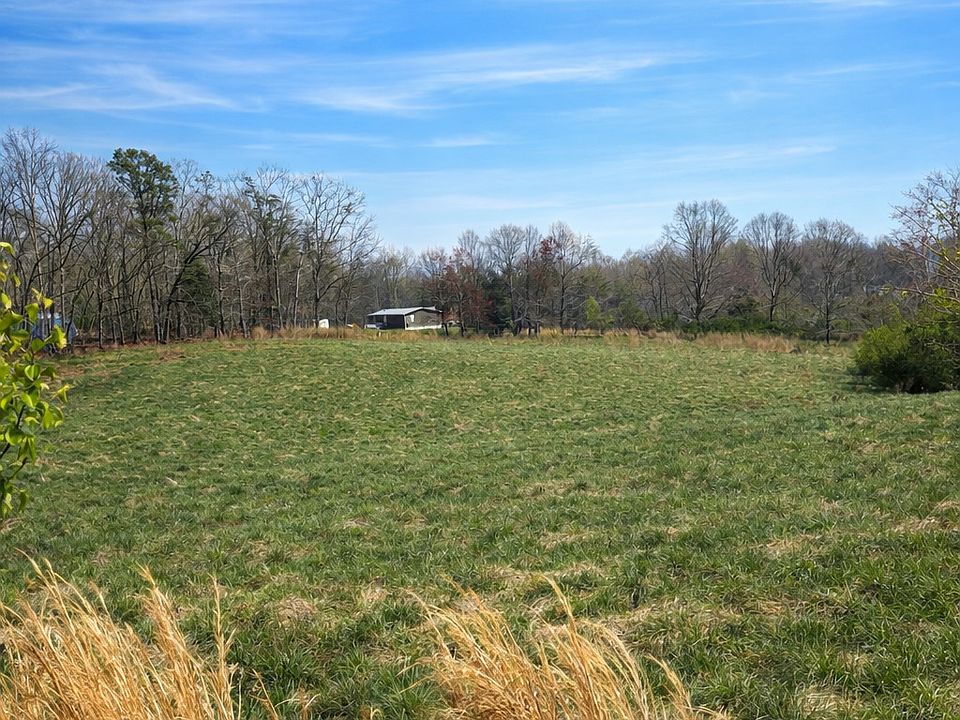 2nd image of 1019 Eli Knob Rd